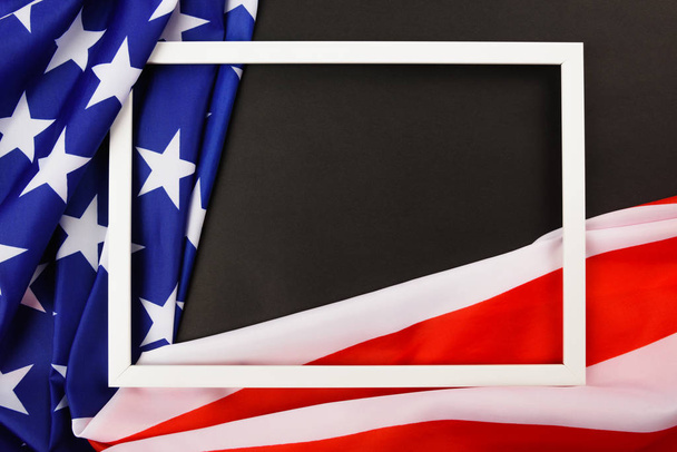 Martin luther re giorno, piatto lay vista dall'alto, bandiera americana e cornice fotografica su sfondo nero con spazio di copia per il testo
 - Foto, immagini