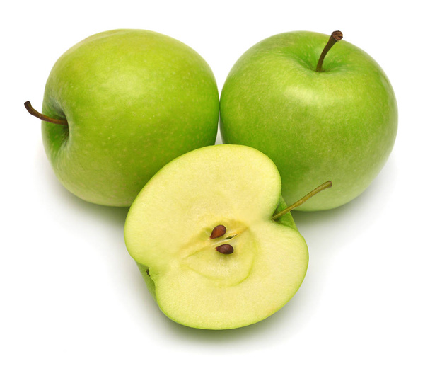 Zielone jabłka w całości i pół na białym tle. Creati - Zdjęcie, obraz