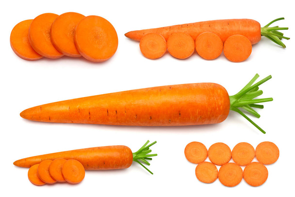 Colección zanahoria entera y cortada en rodajas aisladas sobre fondo blanco
. - Foto, imagen