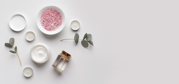 Домашний спа с розовой солью, сливками и маслом на сером фоне
 - Фото, изображение