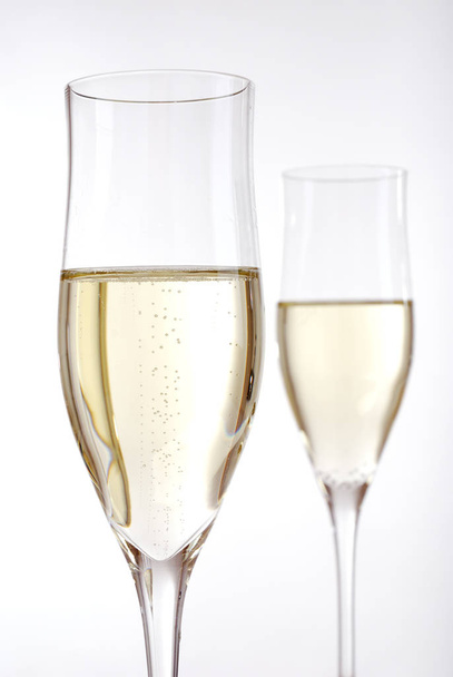 dois copos de champanhe e um copo de vinho - Foto, Imagem