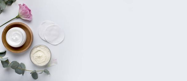 Creme hidratante facial com pétalas de flores, rosa fresco
 - Foto, Imagem