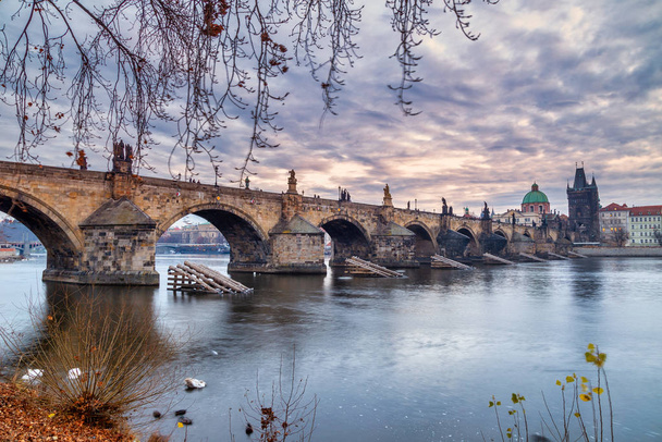 Károly híd és a régi város történelmi épületei a Moldván. - Fotó, kép