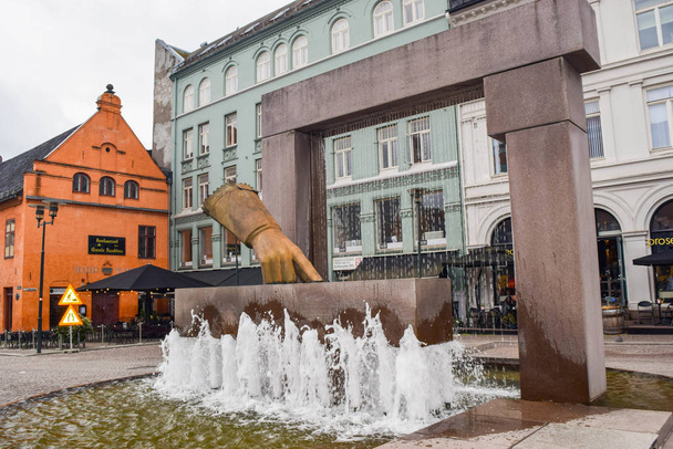Christin IV's Glove Statue Fountain in Oslo. - Foto, Imagem