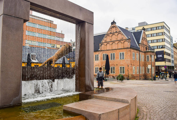 Christin IV's Glove Statue Fountain in Oslo. - Foto, Imagem