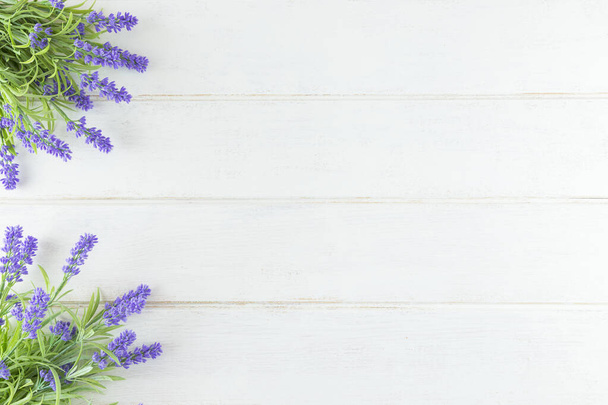 Flores Violetas de Lavanda, vista superior sobre fondo blanco de madera
. - Foto, Imagen
