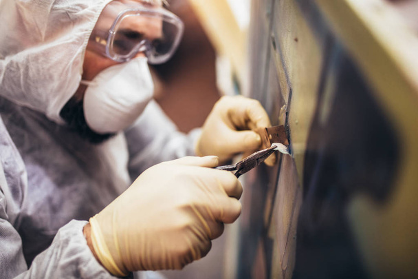 Επισκευαστής που εργάζεται για τη ζωγραφική στο εργαστήριο αποκατάστασης - Φωτογραφία, εικόνα