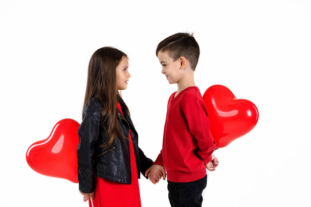 Niños felices con globo de corazón rojo
 - Foto, Imagen