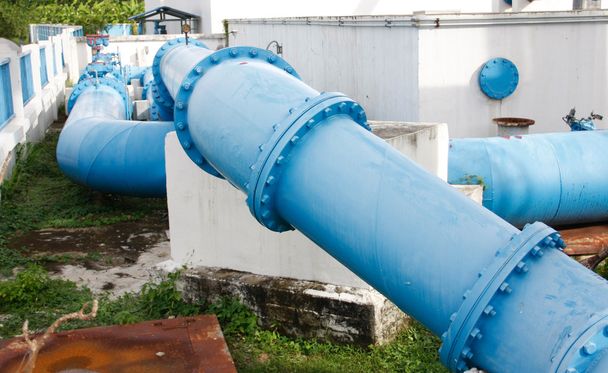 tubos de uma água de irrigação
 - Foto, Imagem
