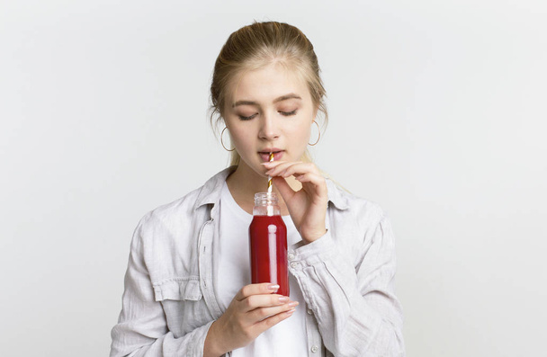 Vonzó fogyókúrás lány iszik egészséges méregtelenítő koktél - Fotó, kép