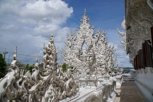 Chiang Rai, Thailand - 09 augustus 2017: Witte Tempel Wat Rong Khun - Foto, afbeelding
