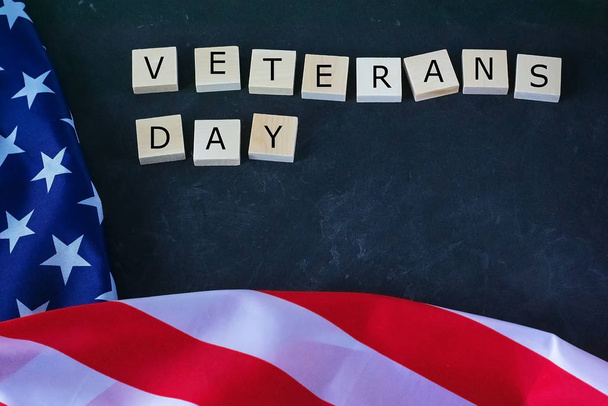 Journée des anciens combattants. Drapeau américain et inscription sur fond noir
 - Photo, image