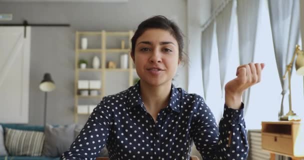 Mujer india sonriente vlogger hablando mirando a la cámara en casa
 - Imágenes, Vídeo