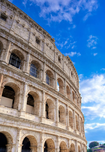 O Coliseu localizado em Roma, Itália
 - Foto, Imagem