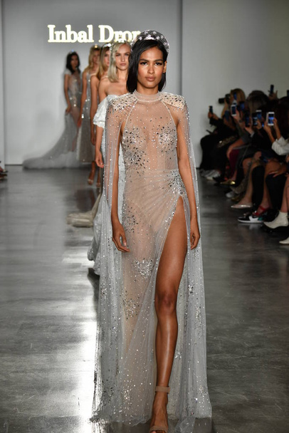 NEW YORK, NY - OCTOBER 4: Models walk the runway finale during the Inbal Dror Fall 2020 Bridal Runway Show on OCTOBER 4, 2019 in New York City. - Foto, Imagen