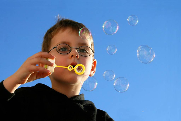 Playing with soap bubbles - Foto, immagini
