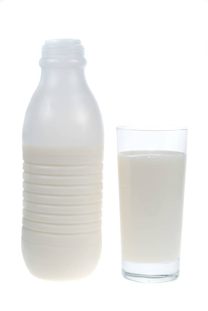 bicchiere di latte e una bottiglia di yogurt isolato su sfondo bianco - Foto, immagini
