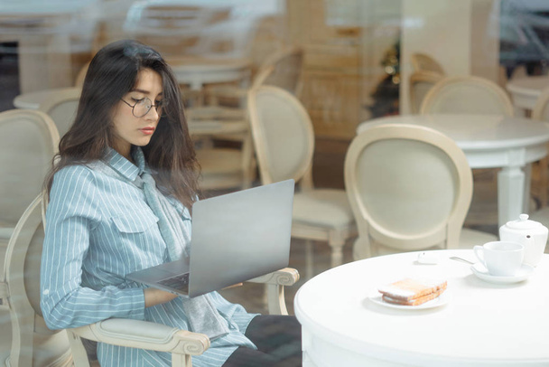Mujer está trabajando en la PC en el cibercafé
 - Foto, Imagen