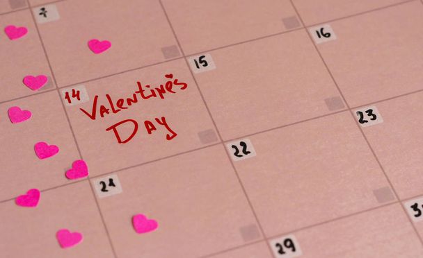 碑文ピンクのカレンダー上のハッピーバレンタインデー - 写真・画像