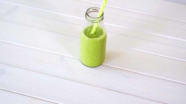 saludable fruta verde y cóctel vegano en mesa de madera blanca
 - Imágenes, Vídeo