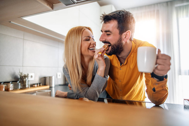Carino giovane coppia bere caffè in cucina
 - Foto, immagini