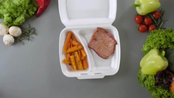 Упаковка еды на вынос в коробке с пеной. Свежая доставка пачка еды с копченой филе и морковью
 - Кадры, видео