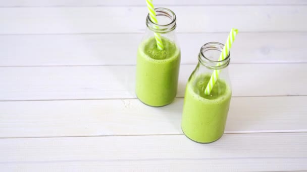 gezond groen fruit en Vegan cocktails op witte houten tafel - Video