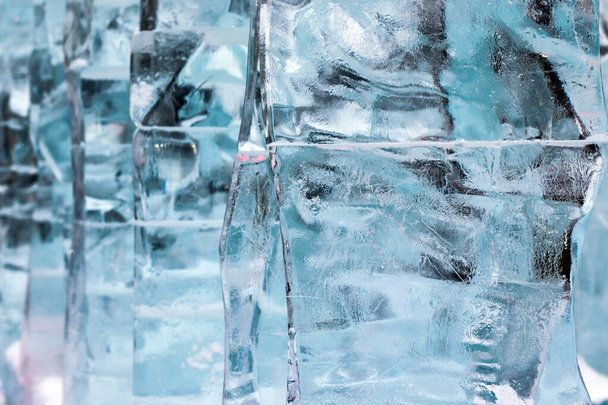 Jään rakenne. jäärakenteen abstrakti tausta. Jääveistos läheltä. sininen läpinäkyvä jään muotoja
. - Valokuva, kuva