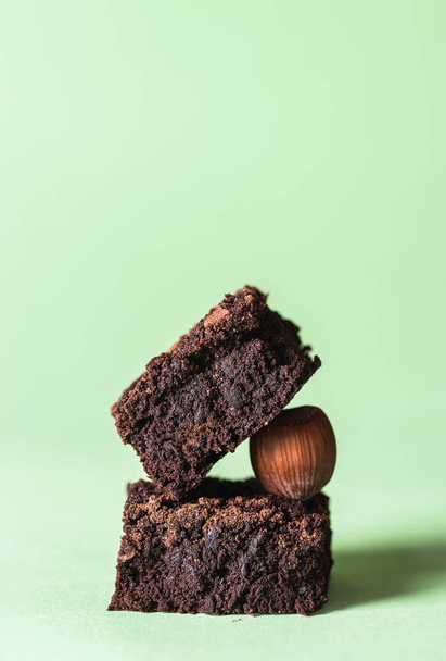 Deux brownies et une noisette. Pile de brownies au chocolat
 - Photo, image