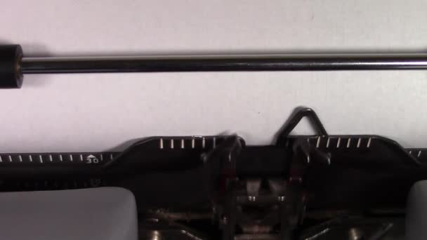 ein Nahaufnahme-Video der Worte "French 101", die auf weißem Papier in einer alten manuellen Schreibmaschine getippt werden. Schuss im Makro. - Filmmaterial, Video