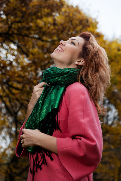 Beautiful woman enjoy walking in autumn Park - Foto, immagini
