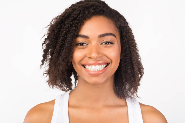 Close up portrait of beautiful black girl - Foto, imagen