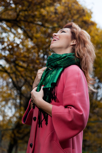 Beautiful woman in pink coat walks in the Park - Foto, Bild
