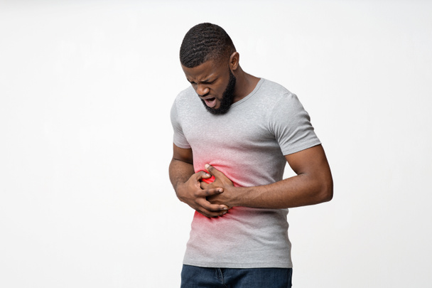 Jeune homme noir souffrant d'ulcère d'estomac
 - Photo, image