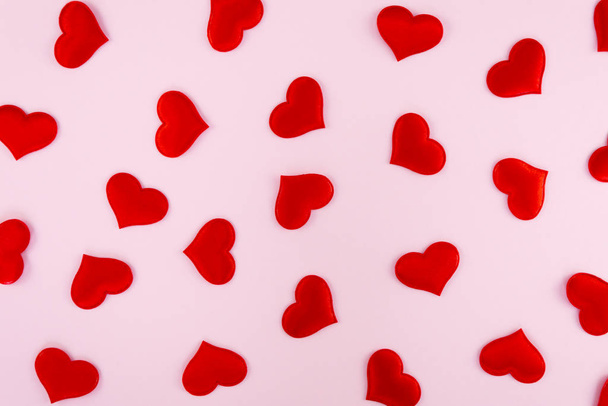 punaiset sydämet hajallaan vaaleanpunaisella taustalla
 - Valokuva, kuva