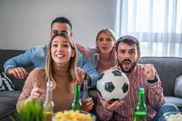 Amigos viendo partidos de fútbol juntos
 - Foto, imagen