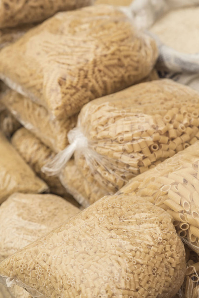 variété de pâtes dans des sacs transparents dans un supermarché
 - Photo, image