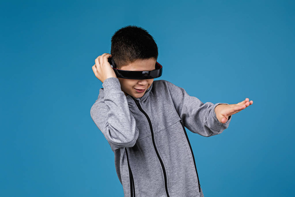 child boy enjoys listens to music in headphones - Foto, Imagen