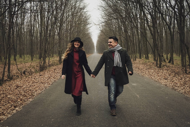 Mujer de moda caminando con su novio en un camino
 - Foto, Imagen