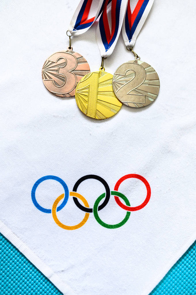 TOKYO, JAPAN, JANUARY. 20. 2020: Olympic circles and medal set, white background. Edit space - Foto, afbeelding