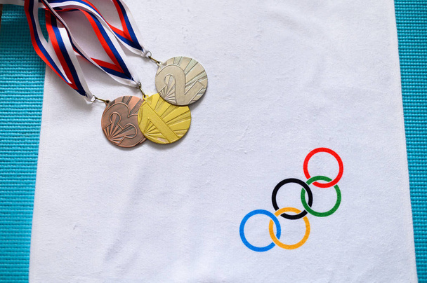 TOKYO, JAPAN, JANUARY. 20. 2020: Medal olympic ceremony, medal table concept photo, white edit space, olympic circles, white background for summer game in Tokyo 2020 - Foto, Imagen