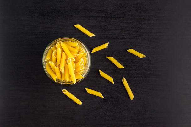 Delicious traditional penne Italian macaroni pasta in the glass jar - Foto, afbeelding