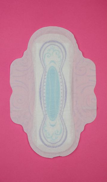 Kuukautiset terveys pehmeä tyyny naisten hygienian suojelua ja virkkaa hauska veripisara. Nainen kriittisinä päivinä, gynekologinen kuukautiskierto. Lääketieteellinen hedelmöitys kuva
 - Valokuva, kuva