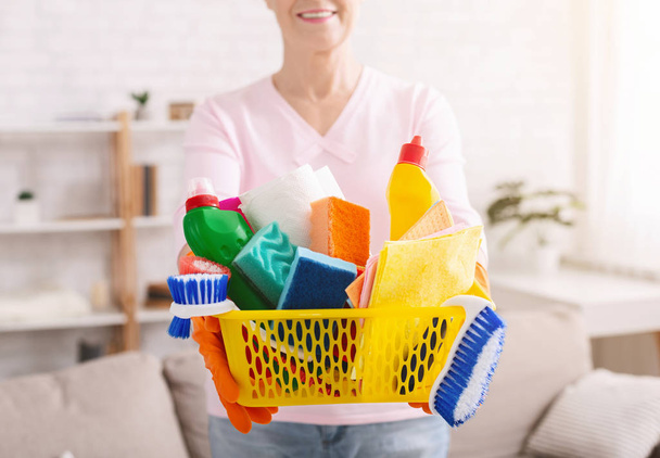 Cesta de mujer mayor con muchos detergentes
 - Foto, Imagen