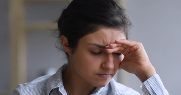 Molesto mujer india joven preocupada que tiene problemas para sentir la depresión de estrés
 - Metraje, vídeo