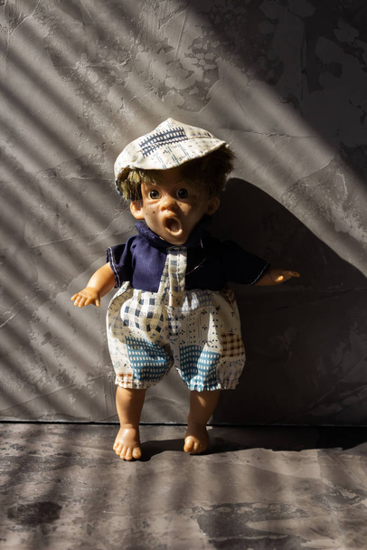 Antiche, spaventose, brutte bambole davanti al muro di cemento. - Foto, immagini