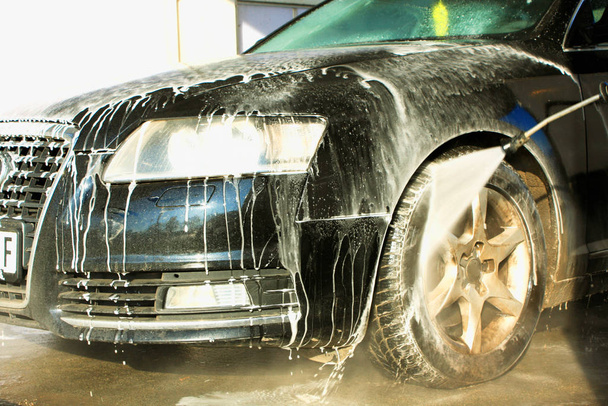 πλύσιμο του αυτοκινήτου με ρέοντος νερού και αφρού. - Φωτογραφία, εικόνα