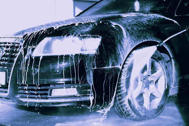 lavar el coche con agua corriente y espuma
. - Foto, Imagen