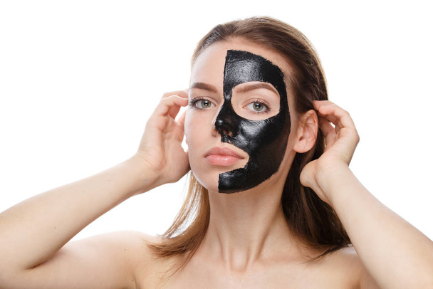 girl with black cosmetic mask on face - Fotoğraf, Görsel