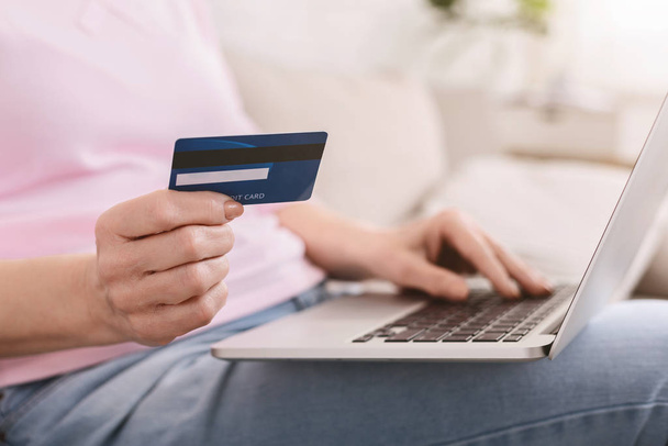 Старша леді купує в Інтернеті з кредитною карткою і ноутбуком
 - Фото, зображення